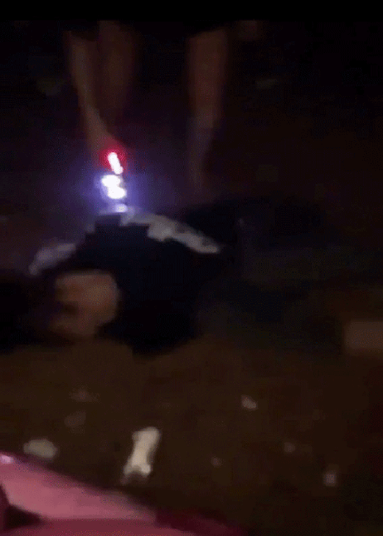 Hình ảnh M.H. dùng gậy chích điện vào vùng đầu, cổ, lưng, tay của P. nhiều lần.