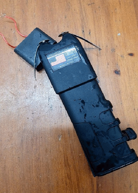 Tang vật là kìm chích điện bị công an thu giữ.