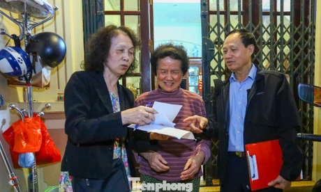 Cán bộ Hà Nội xuyên đêm rà soát danh sách, phát thẻ cử tri tận tay người dân