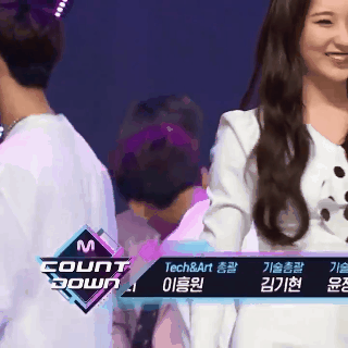 BTS lịch sự chào hỏi đàn em