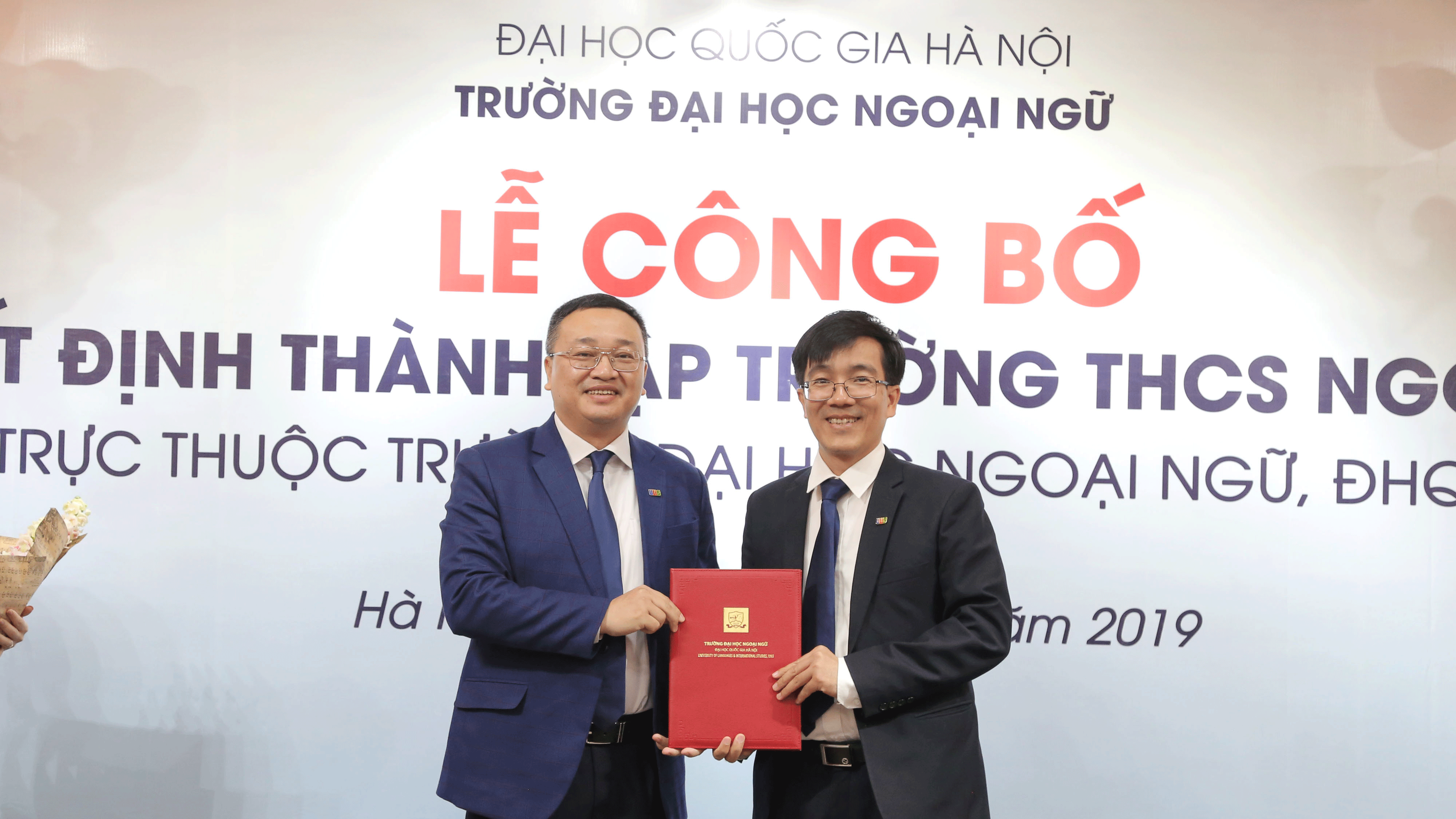 Hiệu trưởng Trường đại học Ngoại ngữ Đỗ Tuấn Minh (trái) trao quyết định bổ nhiệm Hiệu trưởng Trường THCS Ngoại ngữ cho ông Nguyễn Phú Chiến. ẢNH: N.N