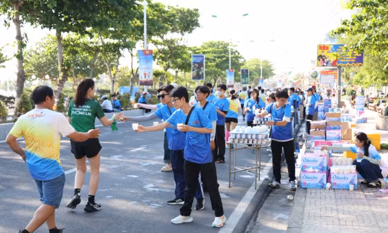 Các tình nguyện viên tại Giải Tiền Phong Marathon 2026. Ảnh: Ngô Tùng.