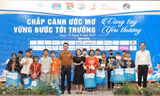 Tặng quà 3.000 em nhỏ hoàn cảnh khó khăn trong ngày 19/8