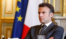 Tổng thống Pháp Emmanuel Macron phớt lờ yêu cầu từ chức
