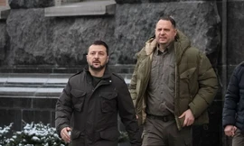 Giữa lúc 'nước sôi lửa bỏng', Tổng thống Ukraine bất ngờ sa thải trợ lý thân cận