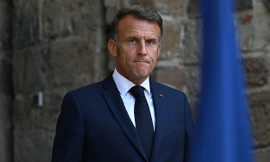 Giữa lúc rối ren, Tổng thống Pháp đi dạo một mình bên bờ sông Seine 