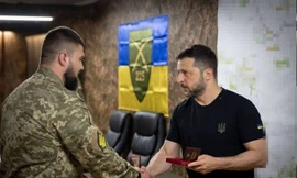 Tổng thống Ukraine thăm lực lượng giáp biên giới Nga, bàn bước đi tiếp theo