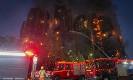 Đám cháy kinh hoàng ở Hồng Kông (Trung Quốc): Người dân chết lặng nhìn dãy nhà cao tầng bốc cháy như đuốc 