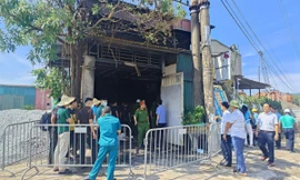 Sau khi tiếp nhận tin báo cháy, lực lượng chức năng có mặt tại hiện trường dập lửa, tổ chức cứu nạn. (Ảnh: Thanh Hà)