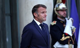 Pháp: Thủ tướng từ chức sau chưa đầy một tháng, khó khăn bủa vây Tổng thống Macron 