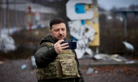 Tổng thống Ukraine mặc áo chống đạn đến Kupiansk sau chiến thắng quan trọng