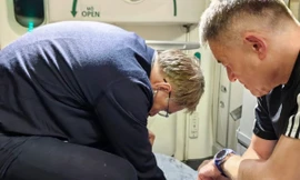 Bộ trưởng Y tế Nga sơ cứu cho nam hành khách bị cao huyết áp trên chuyến bay đến Việt Nam