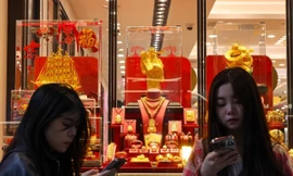 Trung Quốc: Nhà đầu tư tiếc nuối, người tiêu dùng chùn tay trong 'cơn sốt' vàng