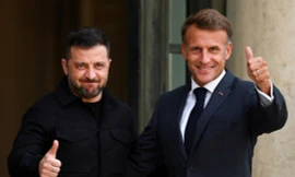 Tổng thống Ukraine đến Pháp ký kết thỏa thuận lịch sử