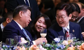 Tổng thống Hàn Quốc nâng ly rượu gạo chào đón các quan khách dự APEC