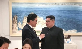 Chủ tịch Triều Tiên bắt tay Chủ tịch Quốc hội Hàn Quốc