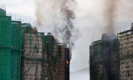 Vụ cháy khu chung cư Hồng Kông (Trung Quốc): Lửa vẫn âm ỉ sau 24 giờ, hàng trăm người vẫn mất tích