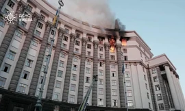 Tòa nhà Chính phủ Ukraine bốc cháy sau cuộc không kích của Nga