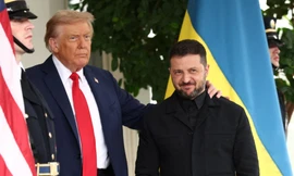 Tổng thống Ukraine tặng Tổng thống Mỹ gậy đánh golf, nhận lại chìa khóa Nhà Trắng