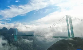 Đi xuyên mây trên cây cầu bắc qua 'vết nứt Trái Đất' ở Trung Quốc