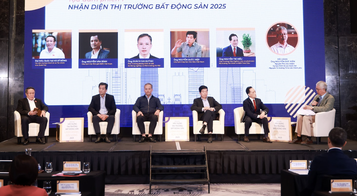 ﻿Các diễn giả tại Diễn đàn bất động sản ngày 4/12.