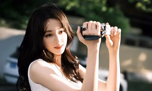 Địch Lệ Nhiệt Ba khoe những khoảnh khắc đẹp nhất của mình