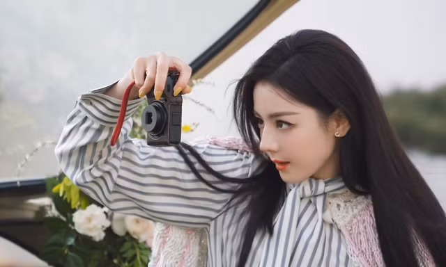 Vẻ đẹp với cấu trúc xương hoàn hảo của Địch Lệ Nhiệt Ba
