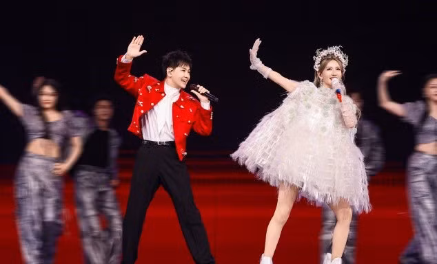 Một MC như Tạ Na chuyển sang ca hát lại nổi tiếng đến mức 'cháy vé' như vậy?