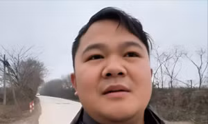 Nam thanh niên đi bộ gần 1.400 km về quê ăn Tết