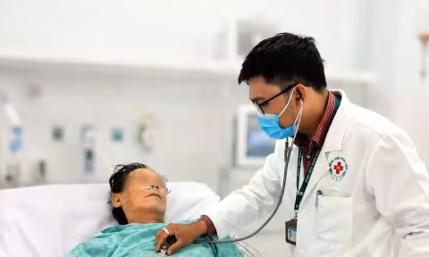 Ngừng tim giữa đường, người đàn ông được cứu sống nhờ bác sĩ tình cờ đi qua