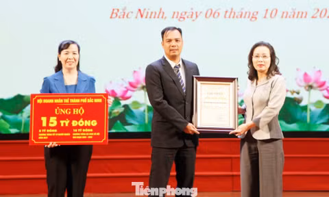 Lãnh đạo Thành ủy và Mặt trận Tổ quốc thành phố Bắc Ninh tiếp nhận từ tổ chức tiền ủng hộ Quỹ "Vì người nghèo".