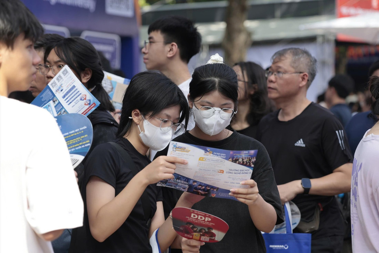 Thí sinh tìm hiểu thông tin đăng kí nguyện vọng năm 2025. Ảnh: NHƯ Ý z6819721751313-d579b6d44aa5fe931582cf0b06235431.jpg