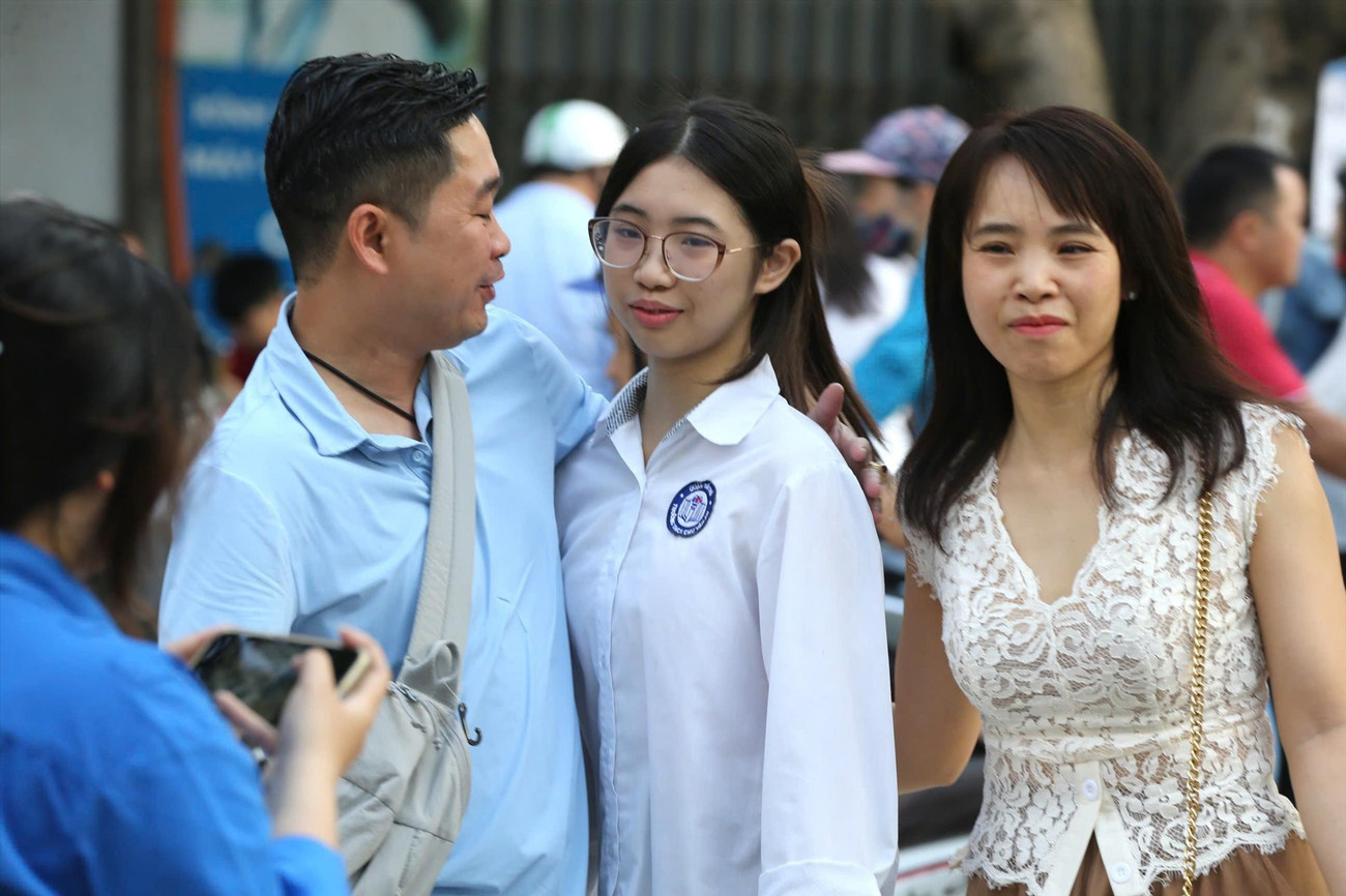 2025년 하노이 공립 고등학교 10학년 시험을 치르는 학생들. 사진: Nhu Y 1.jpg