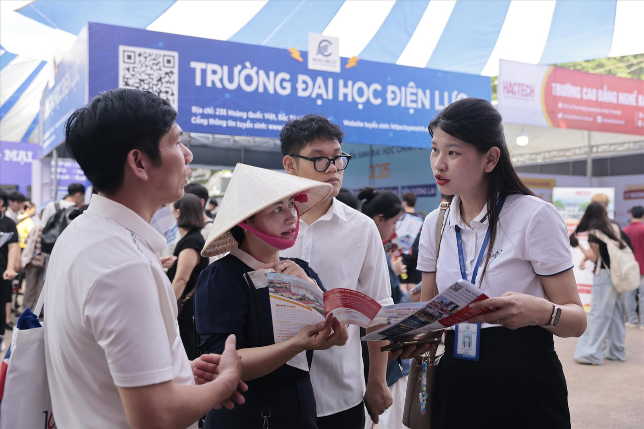 Năm nay, nhiều thí sinh, phụ huynh bối rối trước thông tin quy đổi điểm thi. Ảnh: Như Ý 1.jpg