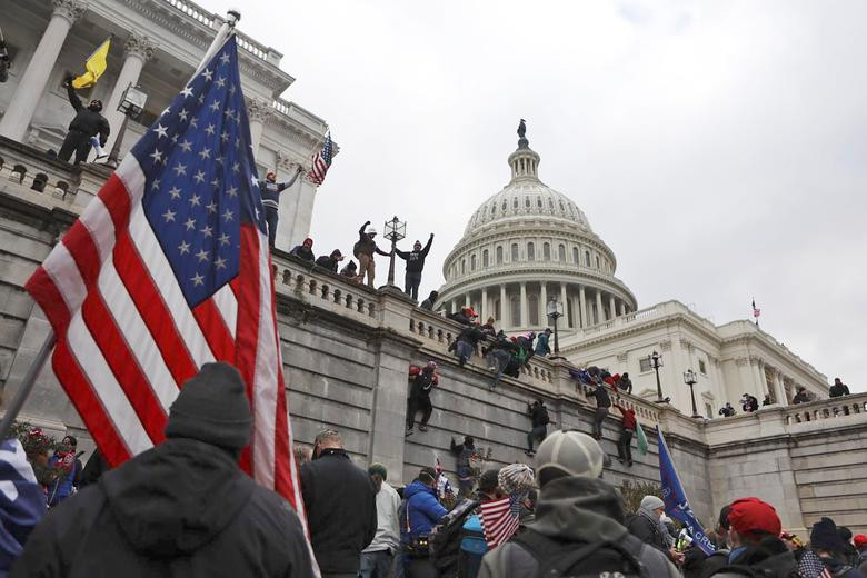 Cảnh hỗn loạn ở Điện Capitol. Ảnh: Reuters
