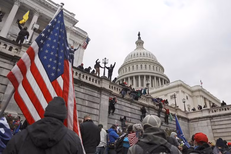 Cảnh hỗn loạn ở Điện Capitol. Ảnh: Reuters