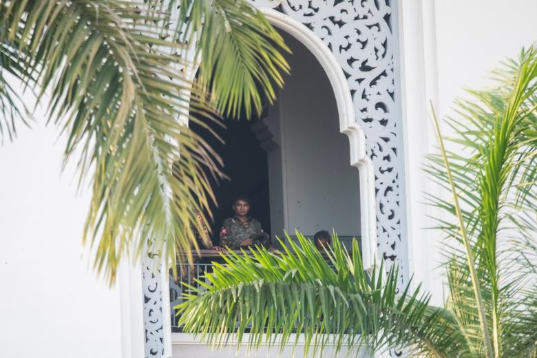 Quân đội hiện diện trong tòa thị chính Yangon. Ảnh: Reuters