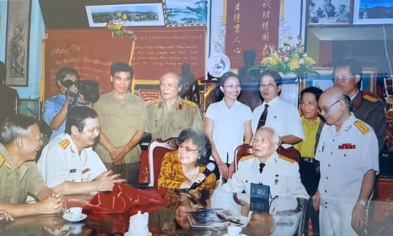 Tiếp nhận tài liệu quý của nhạc sĩ An Thuyên và Võ Vang