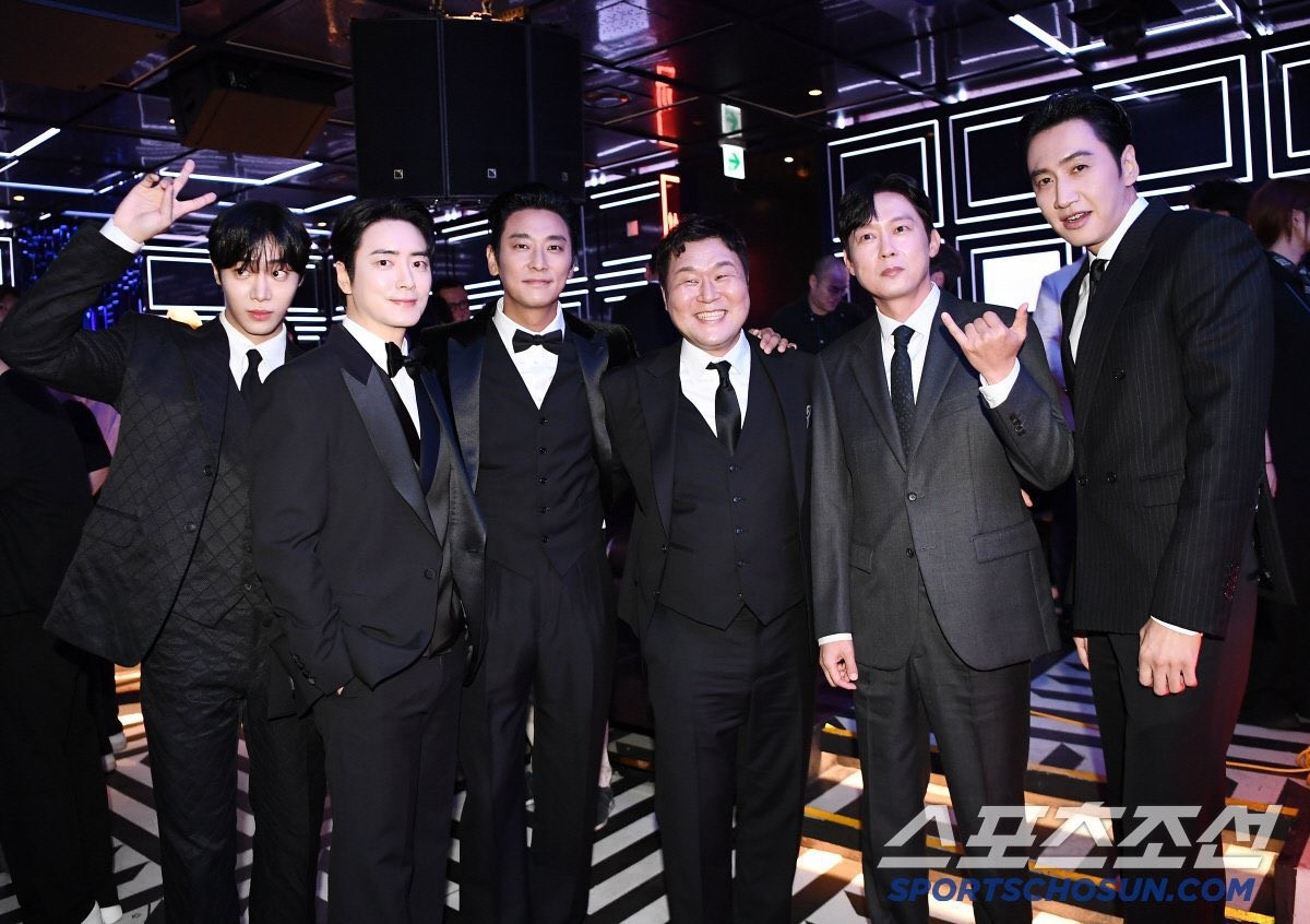 Hội "quý ông phim Hàn" chung khung hình, gây ấn tượng với phong thái lịch lãm bao gồm: Choo Young Woo, Lee Jun Hyuk, Joo Ji Hoon , Lee Kwang Soo ... gwjbq4mxaaa5gnu.jpg