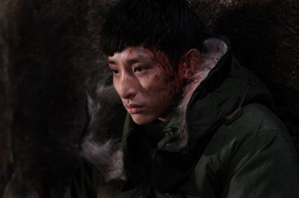 Lee Soo Hyuk "cân" 2 vai kinh dị ở The Cliff - một người kiên cường đấu tranh cho sự sống và một người mưu mô, khao khát trả thù cho cái chết của cha. horror-stories-ii-0003-1.jpg