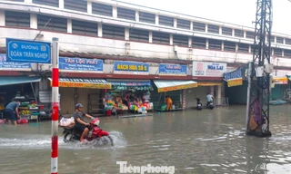 Triều cường vượt mức lịch sử, nhiều khu vực ở TPHCM mênh mông nước
