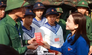 Bí thư T.Ư Đoàn Nguyễn Phạm Duy Trang thăm tân binh nhập ngũ, thanh niên công nhân tại TPHCM