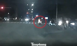 [CLIP] CSGT dẫn đường đưa xe chở sản phụ sắp sinh đến bệnh viện