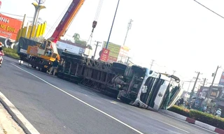 Sau cú ôm cua, xe đầu kéo 'phơi bụng' nằm chềnh ềnh trên đường ở TPHCM