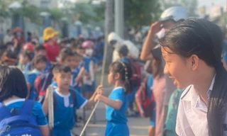 Sự thật 'trẻ không học bán trú bị đuổi ra ngoài bêu nắng' 