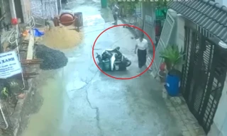 [CLIP] Nữ cán bộ phường đi ô tô, xô ngã xe máy của shipper gây xôn xao