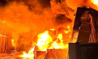 Lửa dữ cuồn cuộn, khói đen phủ kín nhà xưởng ở TPHCM