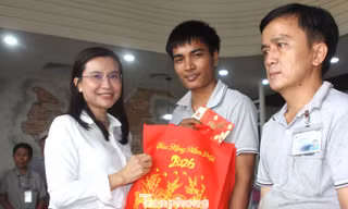 Bí thư T.Ư Đoàn Nguyễn Phạm Duy Trang thăm, tặng quà thanh niên công nhân