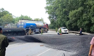 Hàng chục tấn thép rơi từ xe đầu kéo trúng 2 người đi đường