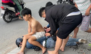 [CLIP] Người dân truy đuổi, tóm gọn tên cướp tiệm vàng ở TPHCM